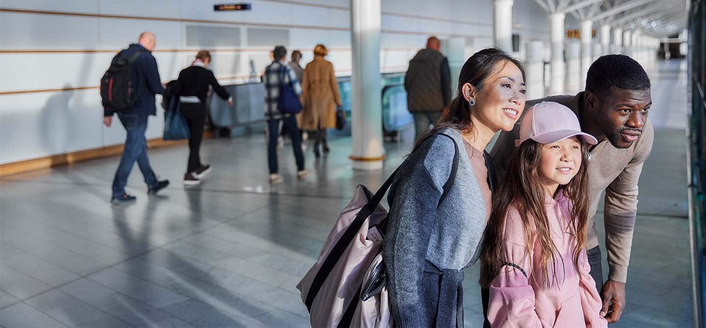 img_family_in_airport_looking_out_1440x670