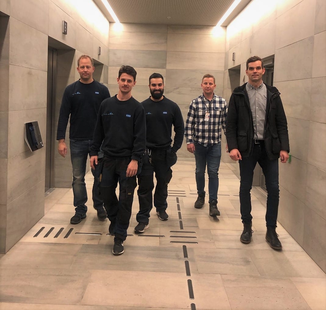 Team KONE foran landets mest moderne heiser. Fra venstre: Teknisk support Jo Are Smedstad, montørene Thomas Sigvartsen og Ali Reza, arbeidsleder Anders Hjelle og prosjektleder Lars Johan Tveit.