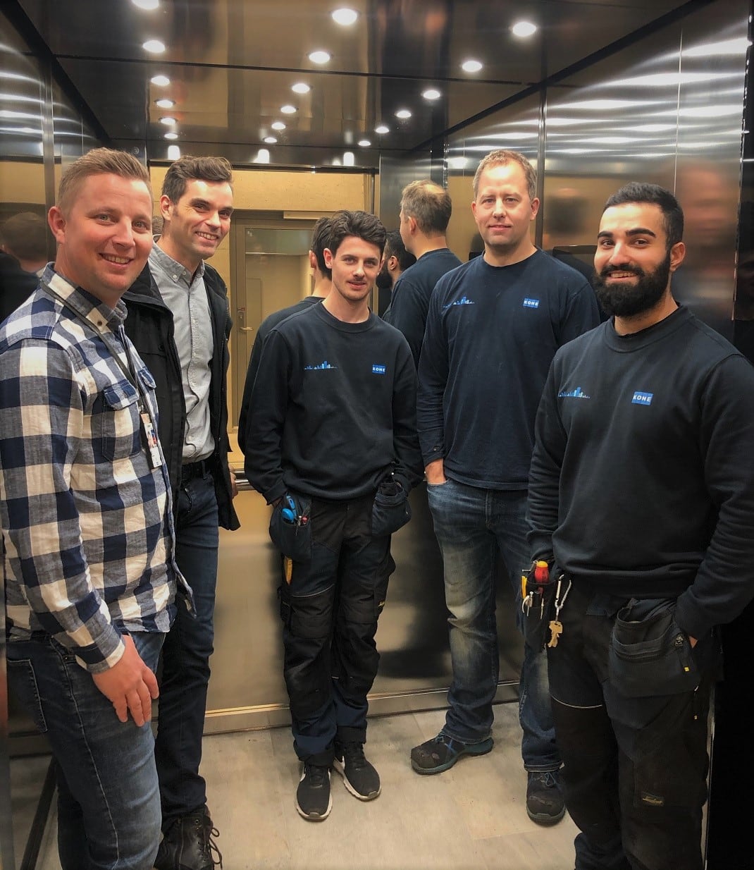 Team KONE i heisen. Fra venstre: Arbeidsleder Anders Hjelle, prosjektleder Lars Johan Tveit, montør Thomas Sigvartsen, teknisk support Jo Are Smedstad og montør Ali Reza.