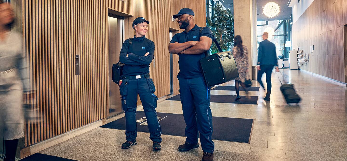 img_KONE_technicians_in_elevator_hall_1440x670