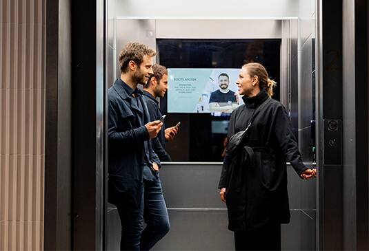 img_viavika_man_and_woman_in_elevator_0535x365