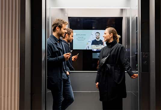 img_viavika-man-and-woman-in-elevator_0535x365
