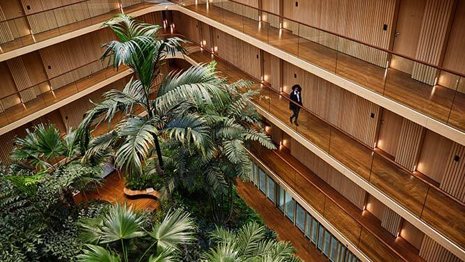 img_woman_walking_around_in_hotel_668x376
