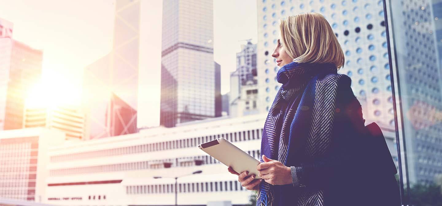 img_woman_with_tablet_in_the_city_1440x670