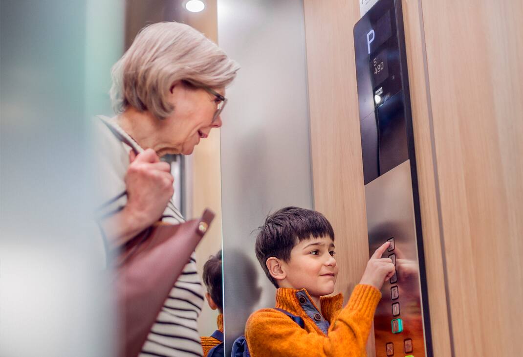 img_Financial targets_Boy in elevator