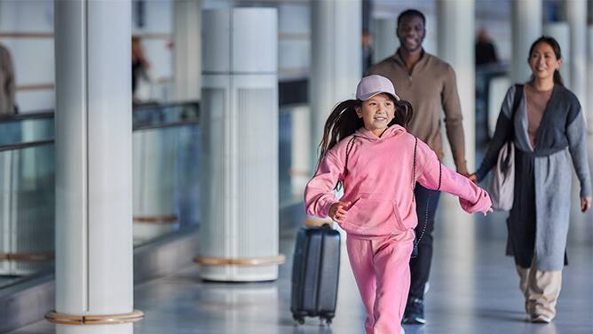 img_happy_girl_running_at_airport_0668x376