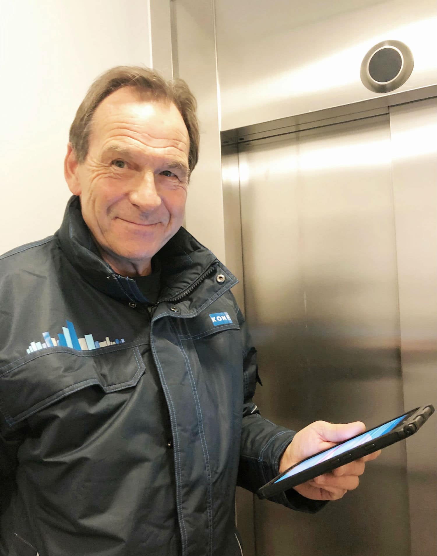 På nettbrettet melder Espen tilbake til Watson og dermed blir maskinlæringsalgoritmen smartere.